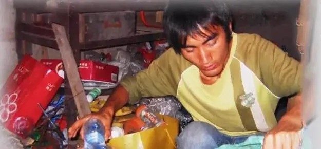 14年前他背“疯娘”求学，拒绝55万年薪，如今改变千名学子命运