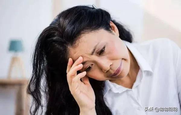 45岁住家女保姆：月薪6000，却要求每天洗澡洗头，太过分了