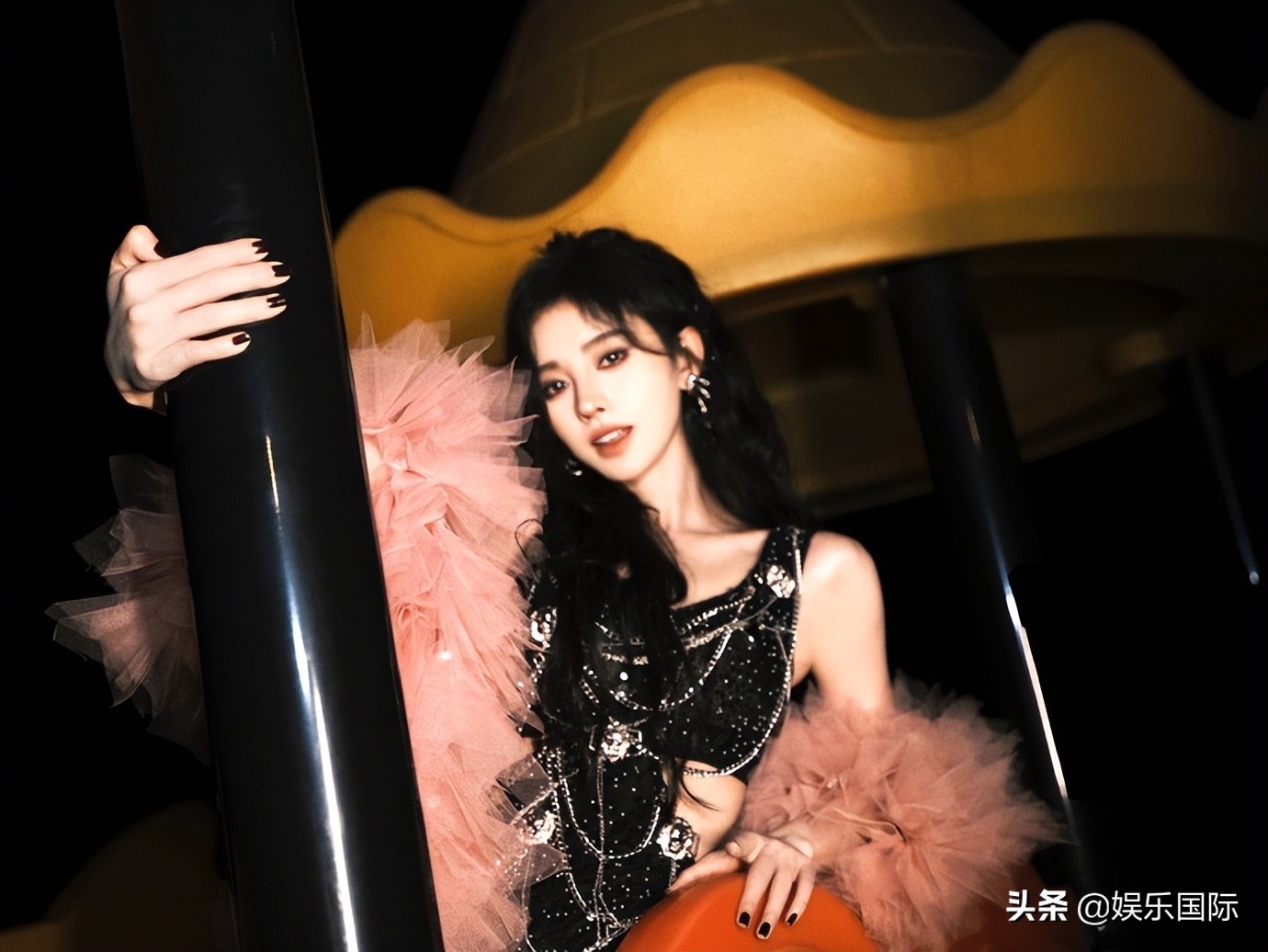 鞠婧祎生日照甜飒十足 两套造型上演反差萌