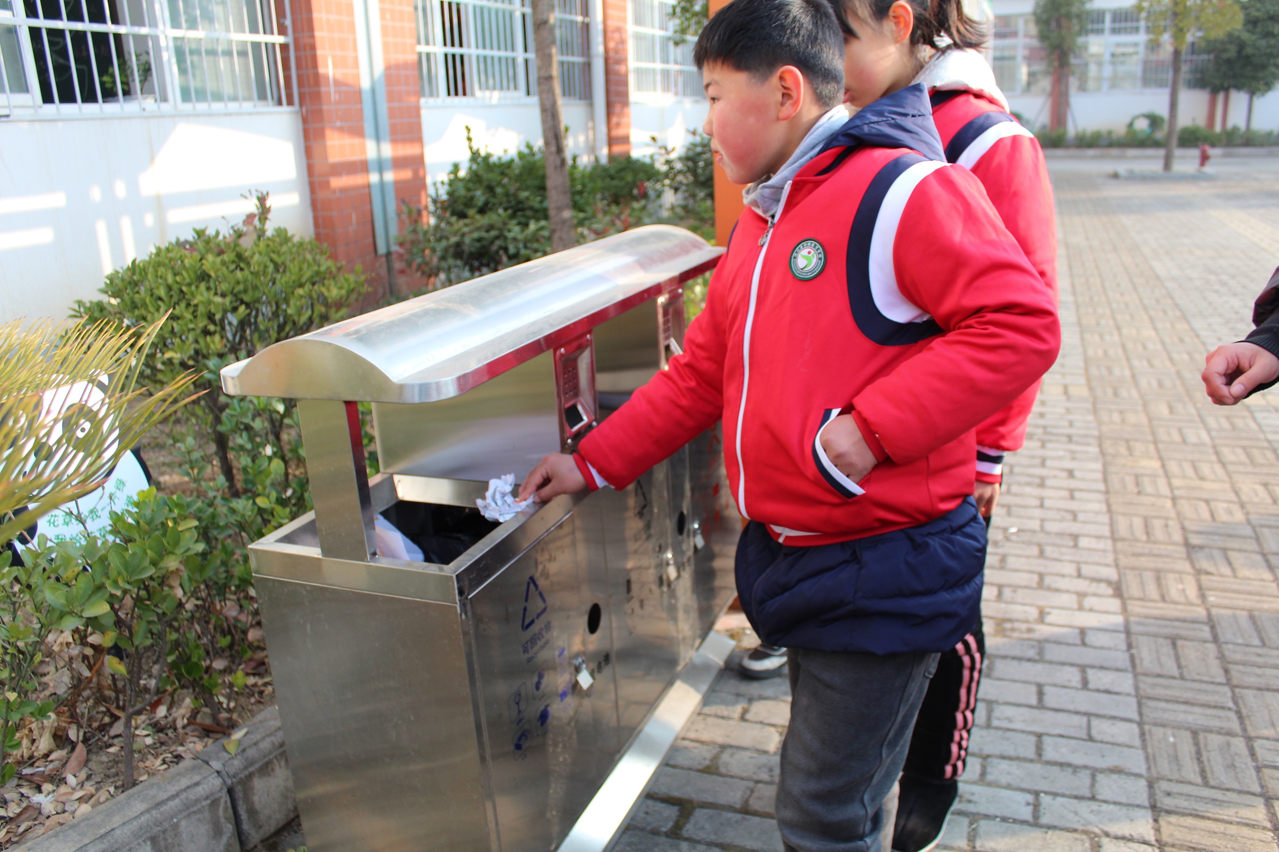 强化养成教育，提高生活技能