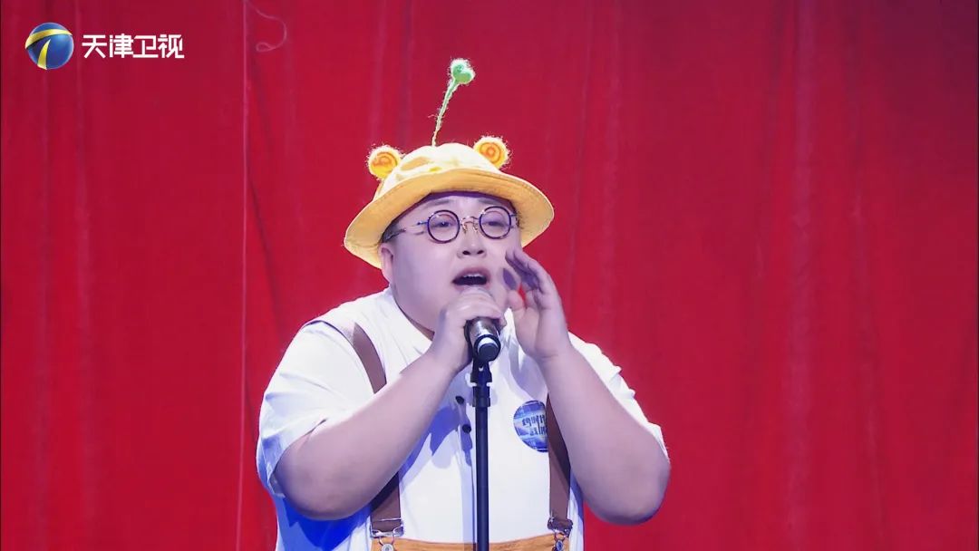 「跨时代战书」街头艺人赢喝彩，戏曲街舞有新意