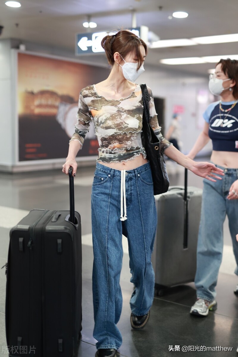 刘雯印花七分袖搭牛仔裤现身机场，自拿行李匆忙赶行程