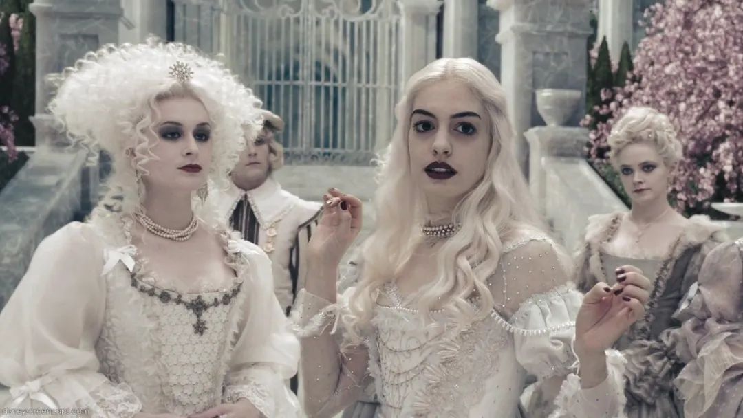 爱她公主般美丽的外貌，更爱她女王般强大的内核