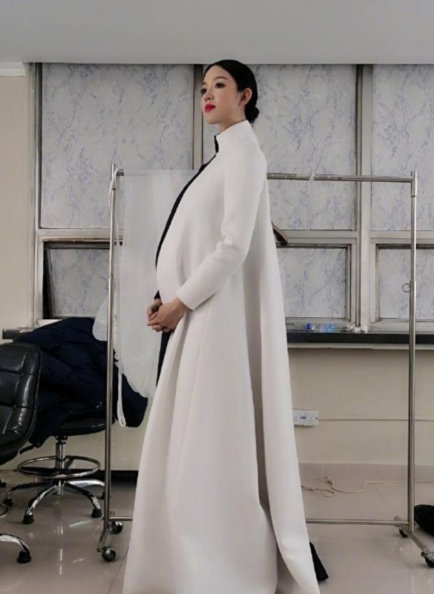 世界小姐张梓琳小女儿模样曝光，精致五官像混血，与姐姐​似​双胞胎