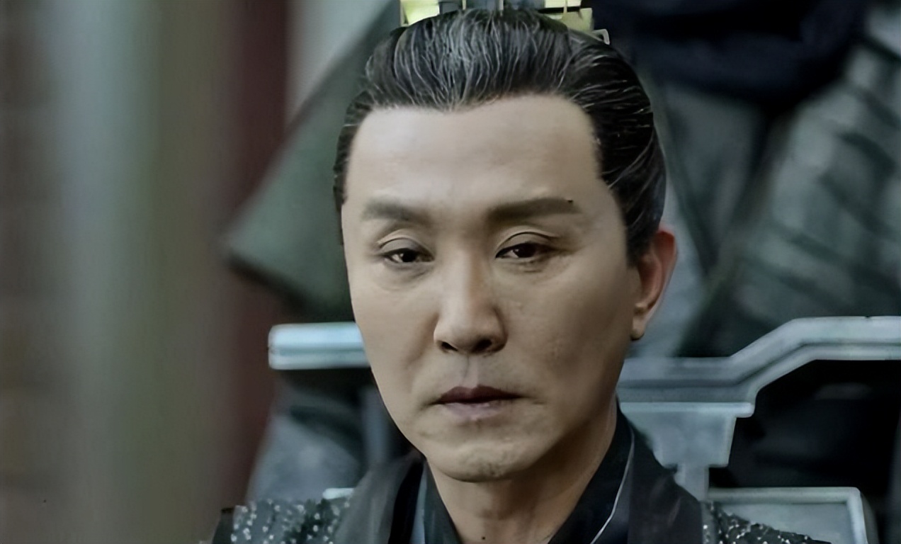 59岁戏骨吴刚坐300万豪车下班，红光满面气色好，妻子罕见化浓妆