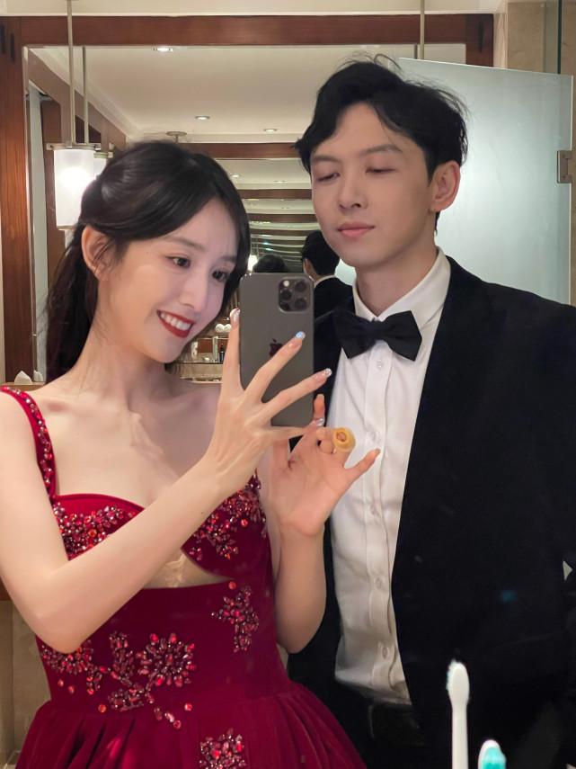 如今,晁然和已经相恋十年的老王携手步入了婚姻的殿堂,也期待着未来的