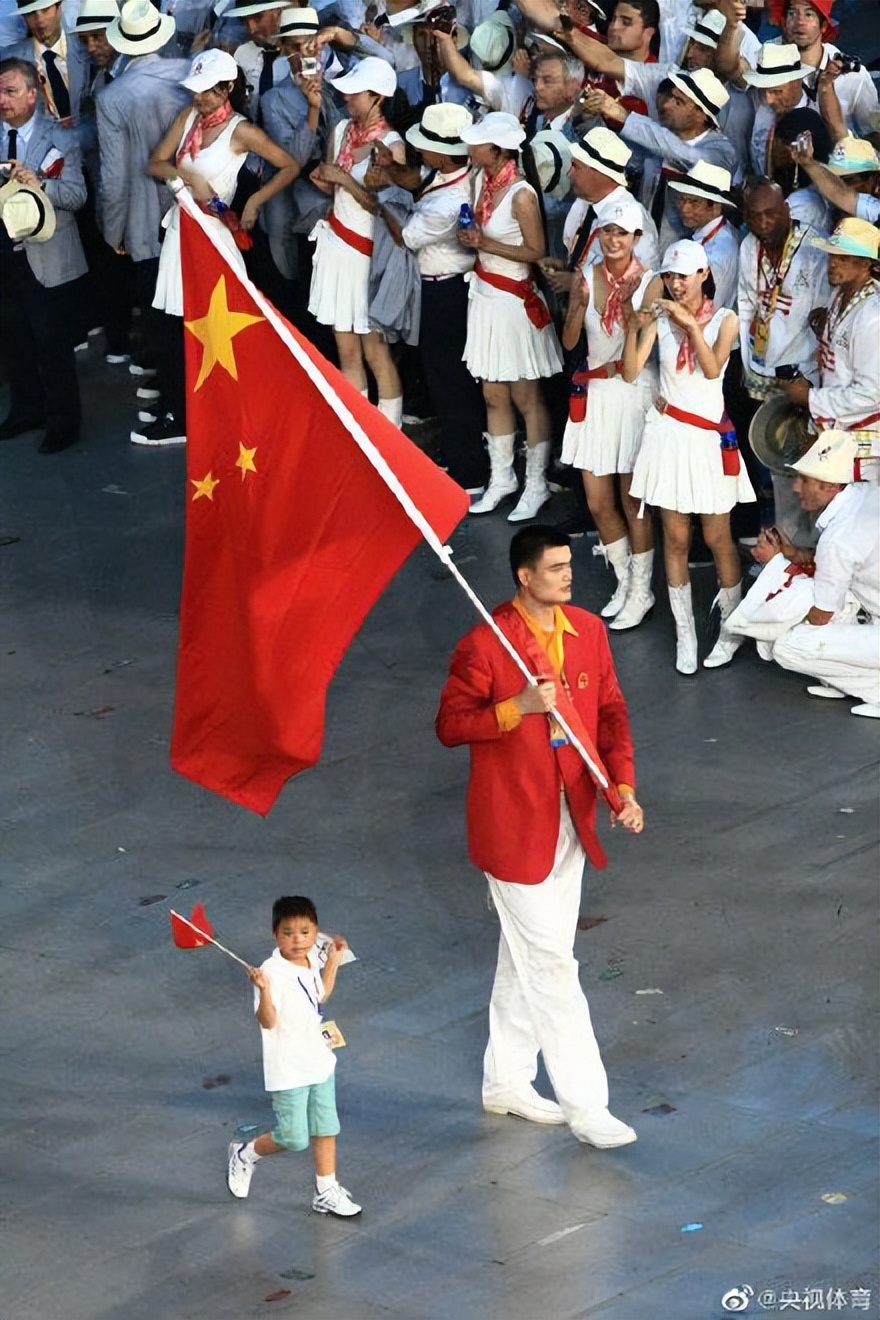 奥运会开幕式哪些人会参加(历届奥运会开幕式的中国旗手，两人两次；也有女队员；有的不熟悉)