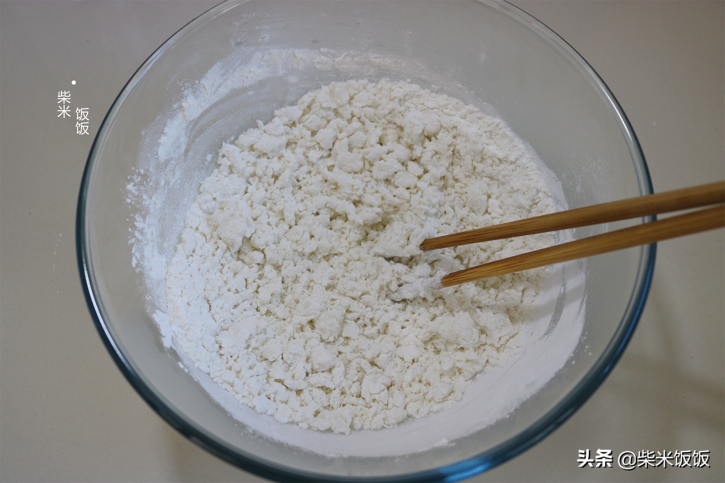 咬一口，外酥里糯，这个饼我家隔几天做一次，冬天吃正合适