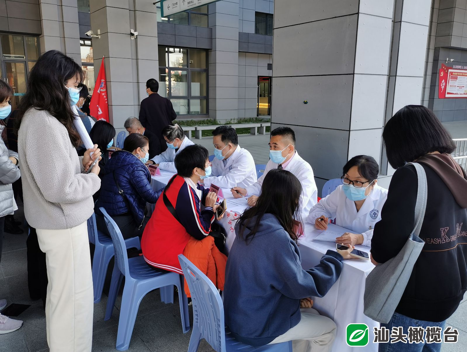市中医院将中医药文化带进社区，让老百姓享受家门口的医疗服务！