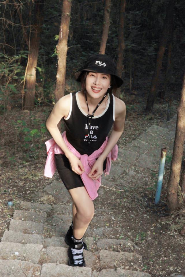 高圆圆与韩火火搭肩拍照，原相机下眼部肌肤松弛，头上白发抢镜