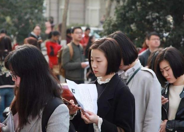 公务员“年龄限制”被打破？实行报考新标准，网友评论一边倒