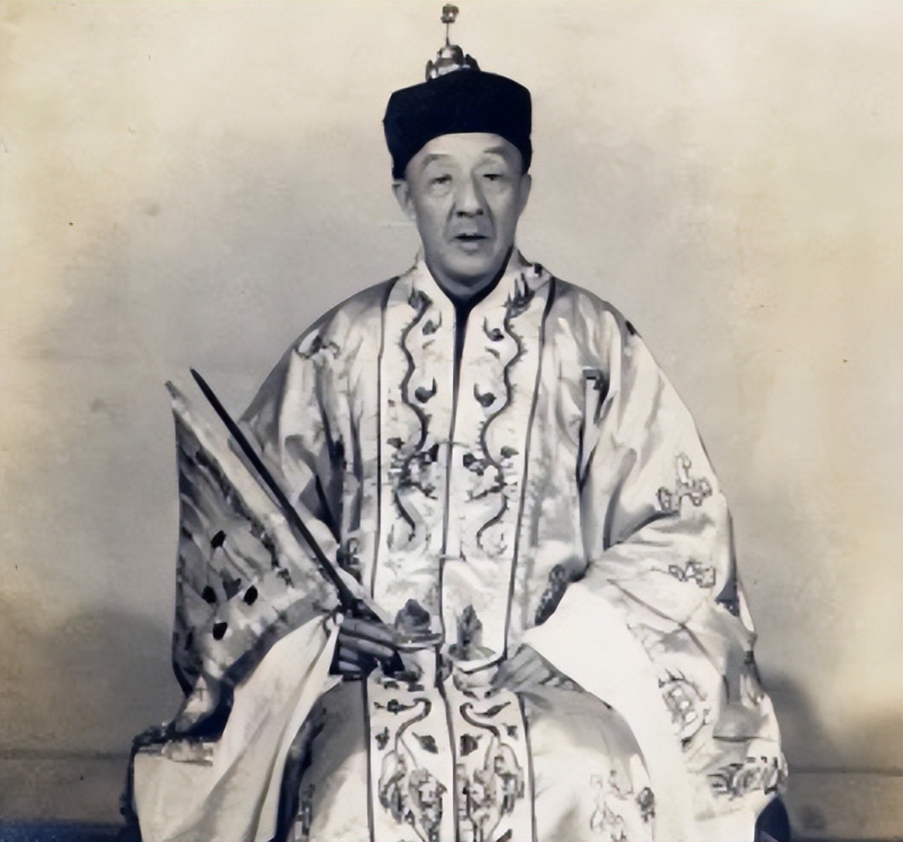 1969年，最后一任张天师撒手人寰后继无人，接班乱象频出