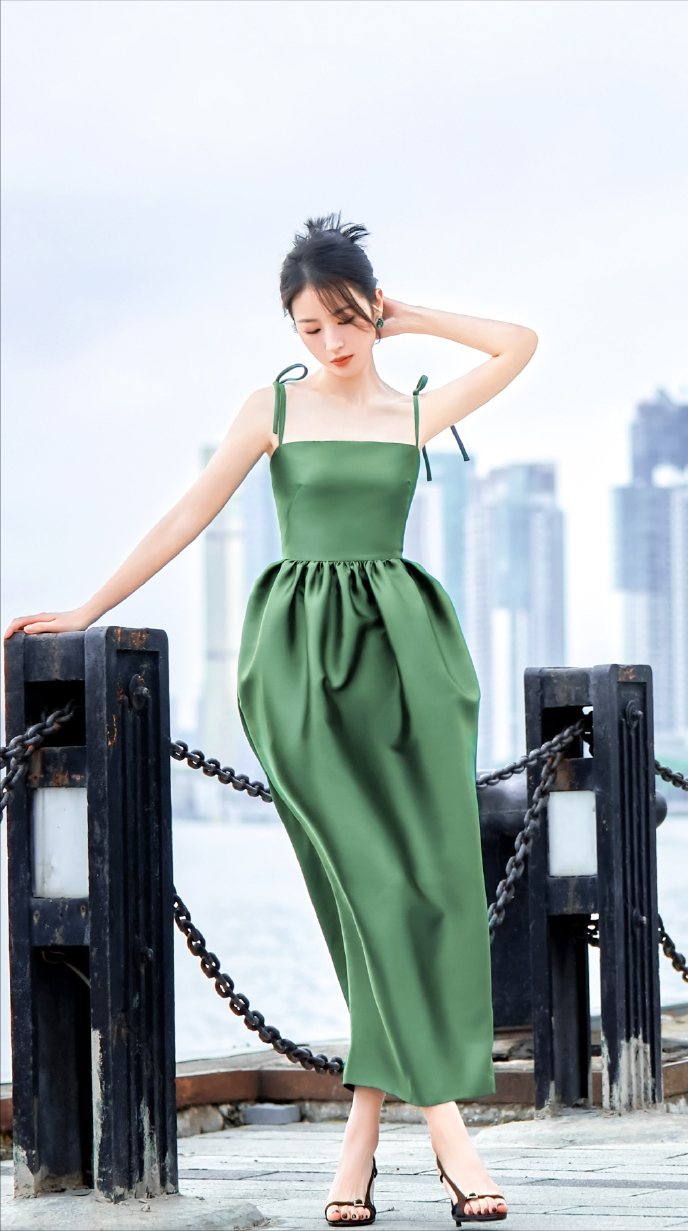 周雨彤状态好到爆！绝美穿搭好看又养眼，黑色紧身裤秀出漫画腿