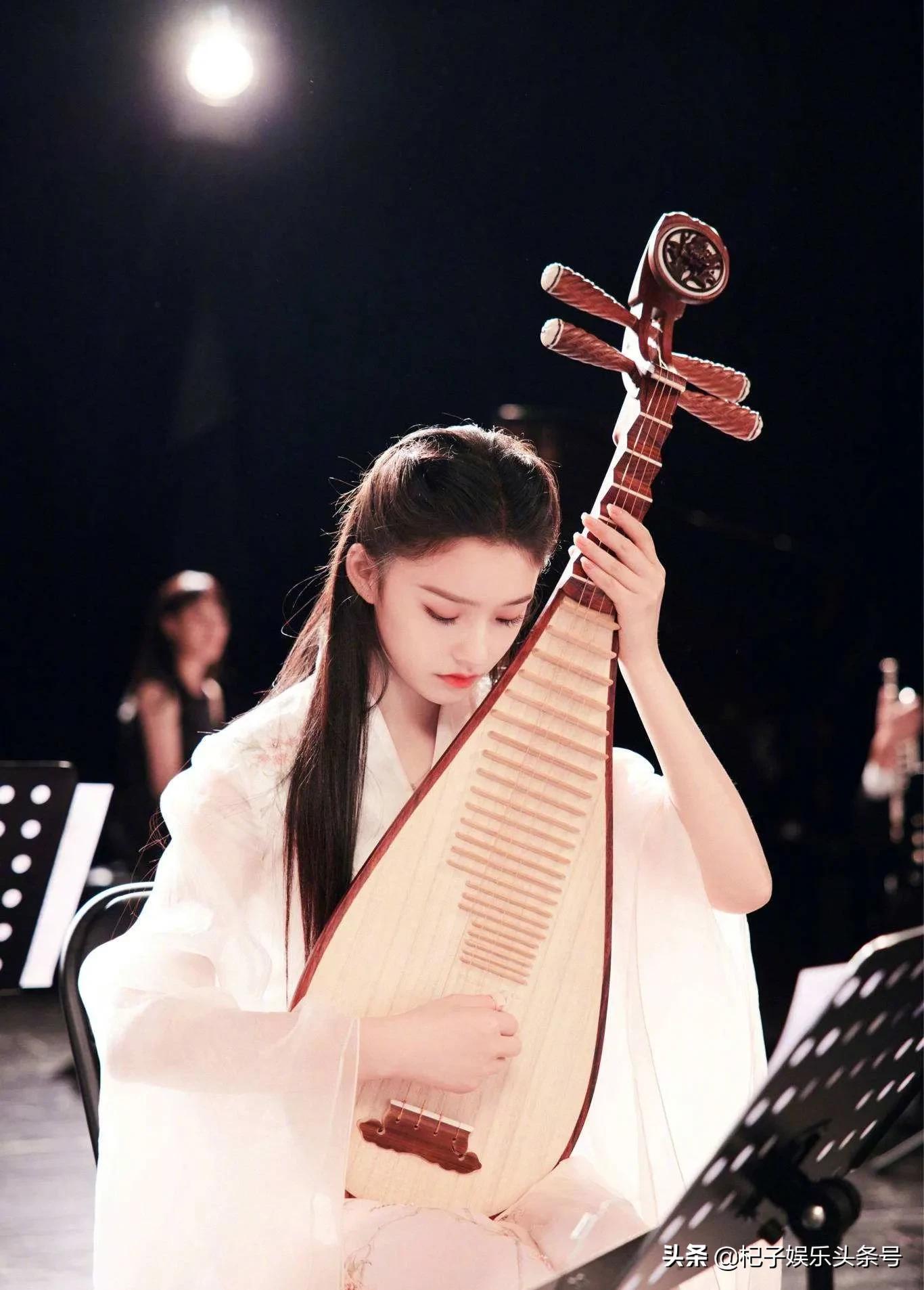 同样是弹琵琶，把周洁琼和林允放在一起对比，差别就出来了