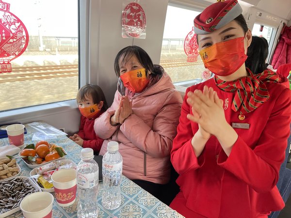 濟鐵旅服公司青島高鐵餐飲管理分公司溫馨陪伴乘客回家過年