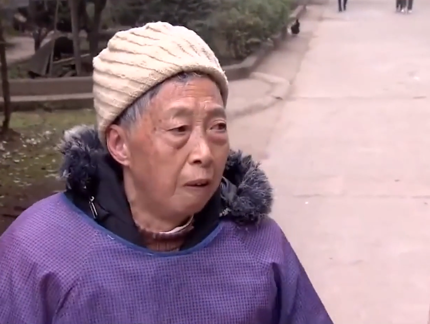 2021年女大学生失恋后发疯，殴打六旬母亲，执意嫁给50岁的流浪汉