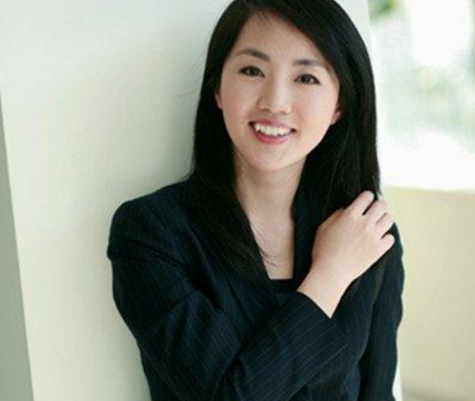 《天气预报》主持人杨丹：27年零失误，嫁给初恋丈夫，40岁当妈妈