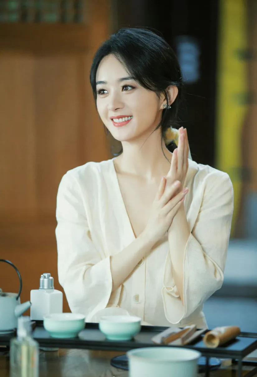 赵丽颖越来越温柔了！变得成熟知性了，努力的人在哪都会被看到