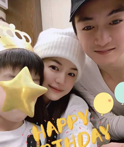 陈妍希一家三口罕同框！与陈晓依偎场面甜，儿子眉眼与爸似复制
