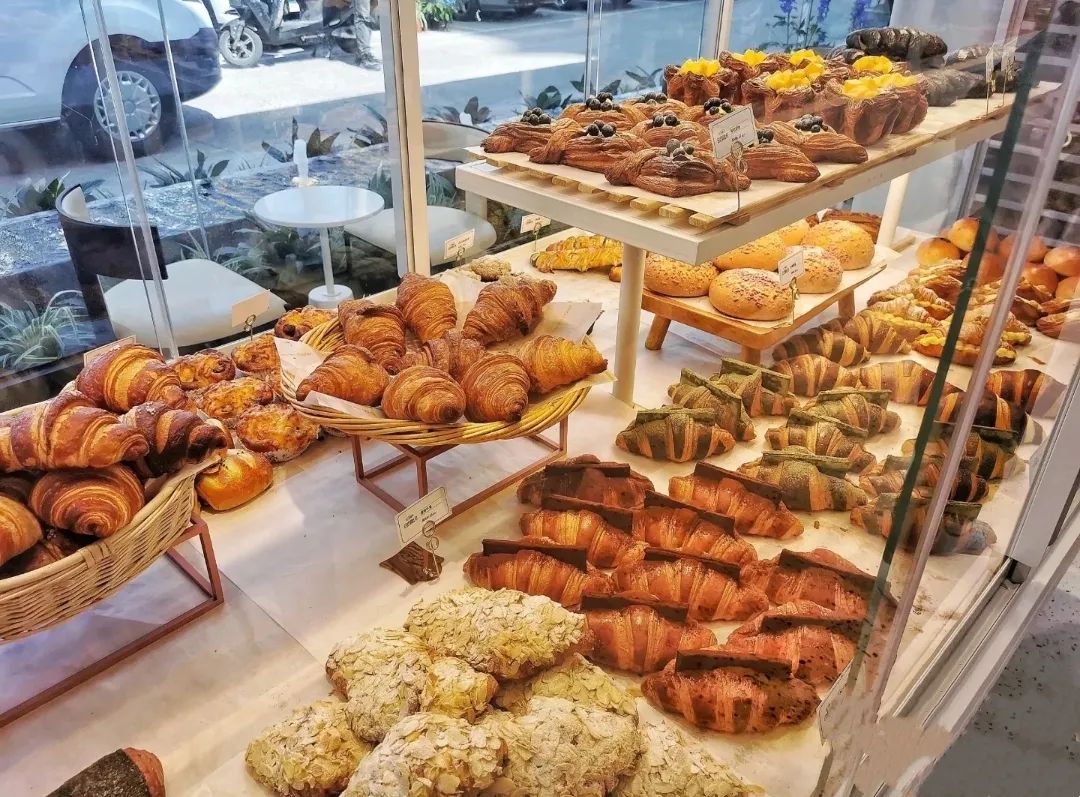“熟食+烘焙+茶饮”，27年连锁龙头开新店，探索混搭新模式？