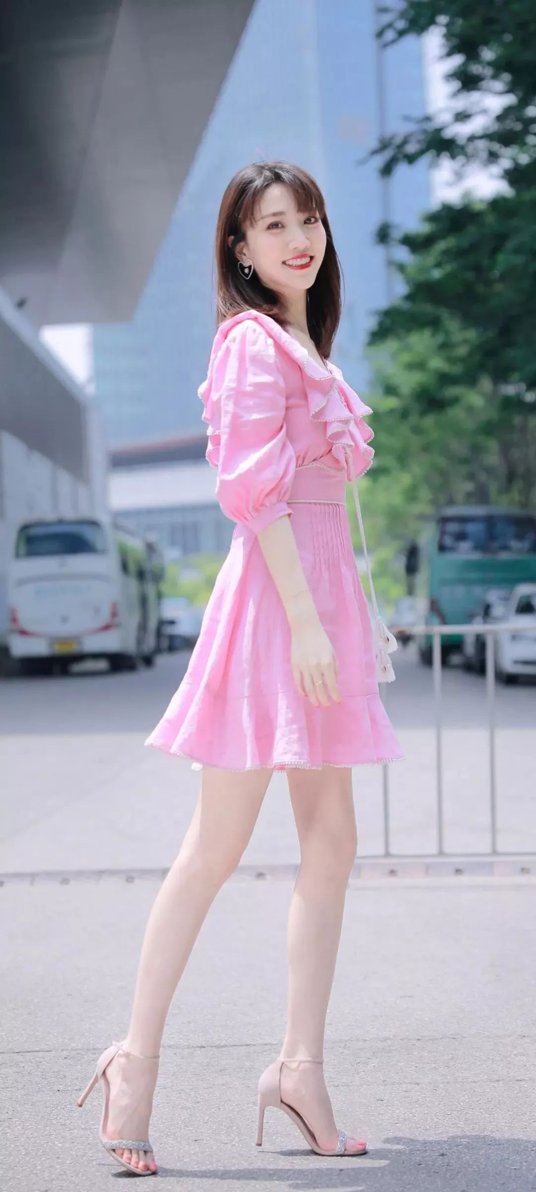 44位明星驾驭的红色服饰典雅大方，由内而外散发出自然的美感