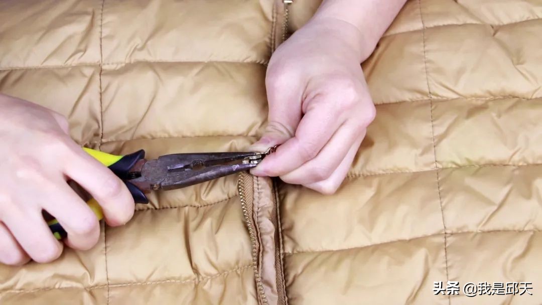 拉链突然拉不动了,用点力一拉,下方却是散开的,一分钟修复