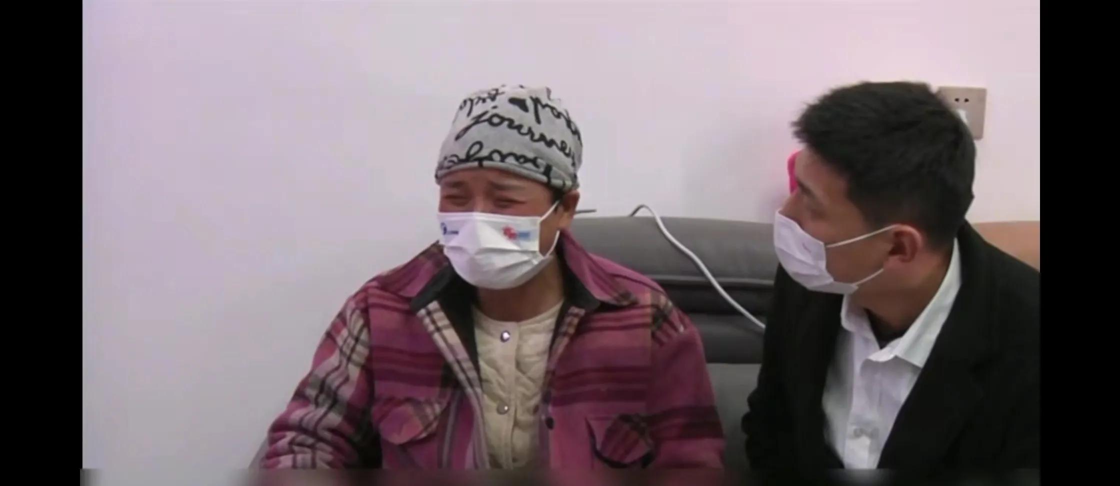 脸被抓烂，夜壶扣头，强势婆婆被儿媳按地上摩擦，儿子默不作声