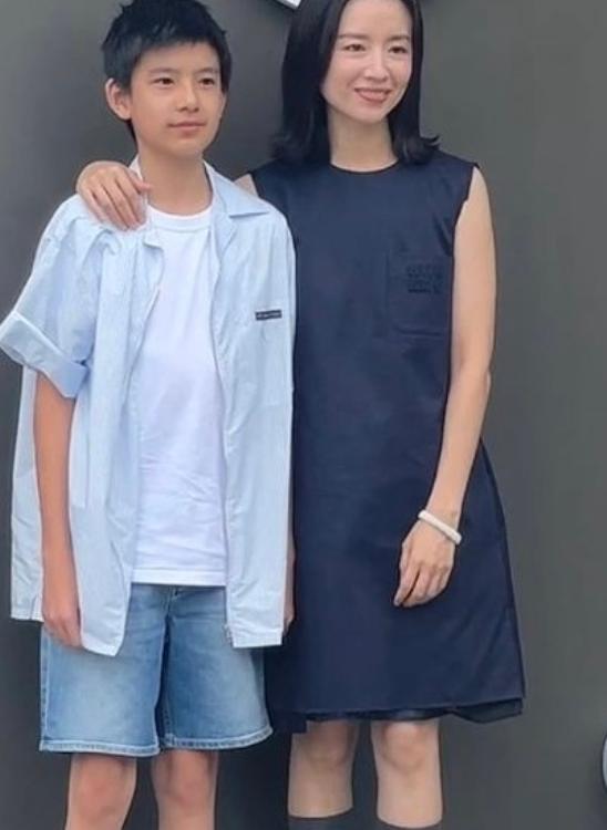 董洁、董璇、关悦跟谭卓带娃现身活动，离开滤镜的容貌太真实了