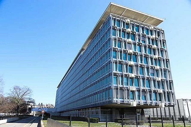 中国入世谈判最后一天，朱镕基说道：龙永图，你不要再递条子了