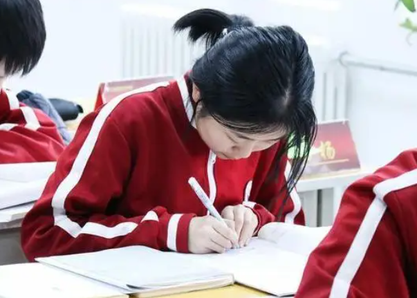 2022高考进入倒计时，部分考生却无缘高考，成绩再优秀也没用
