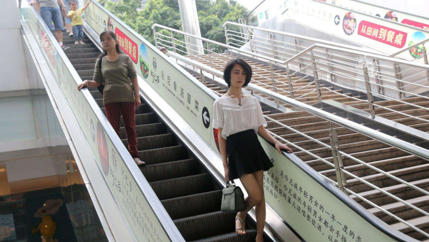 2005年“背母上学”的男孩，29岁时变性为刘婷，当选国际选美女郎