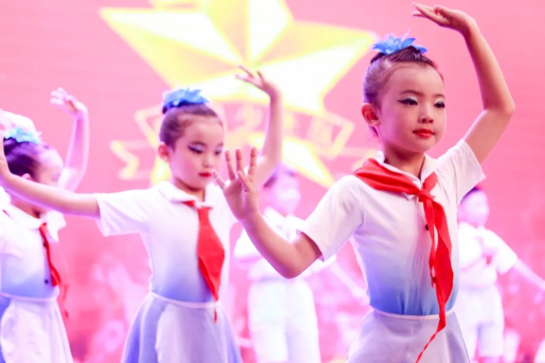 天府新区华阳实验小学举行“童星耀五月·艺术绽花开”群舞比赛