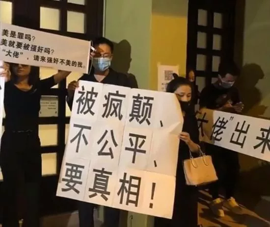 知名导演公然非礼女明星,现场照片曝光:这个人,究竟有多无耻?