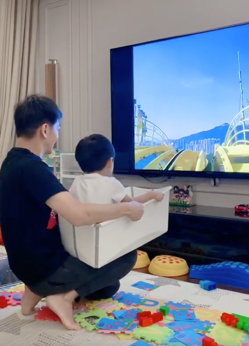 林志颖儿子豪宅游泳！12岁kimi身材高大四肢壮，全身黝黑脚底超白