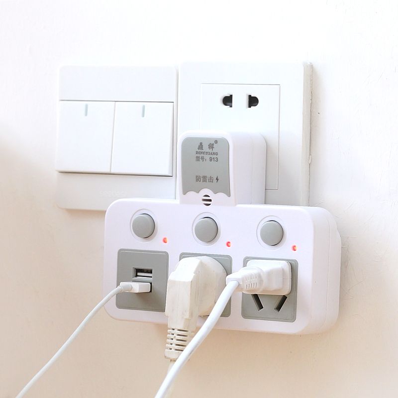 可以直接插在家具缝隙里面的插座上,因为插座比较薄,侧面也带有充电孔