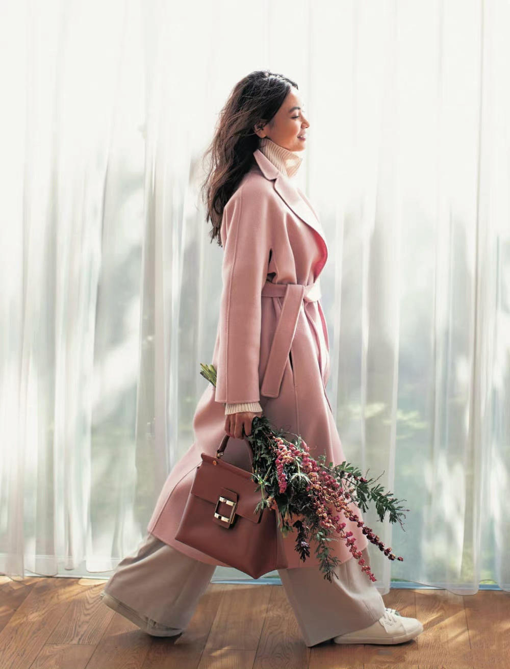 “粉色大衣”才是日本女人穿出精致感的秘诀，优雅温柔，值得借鉴