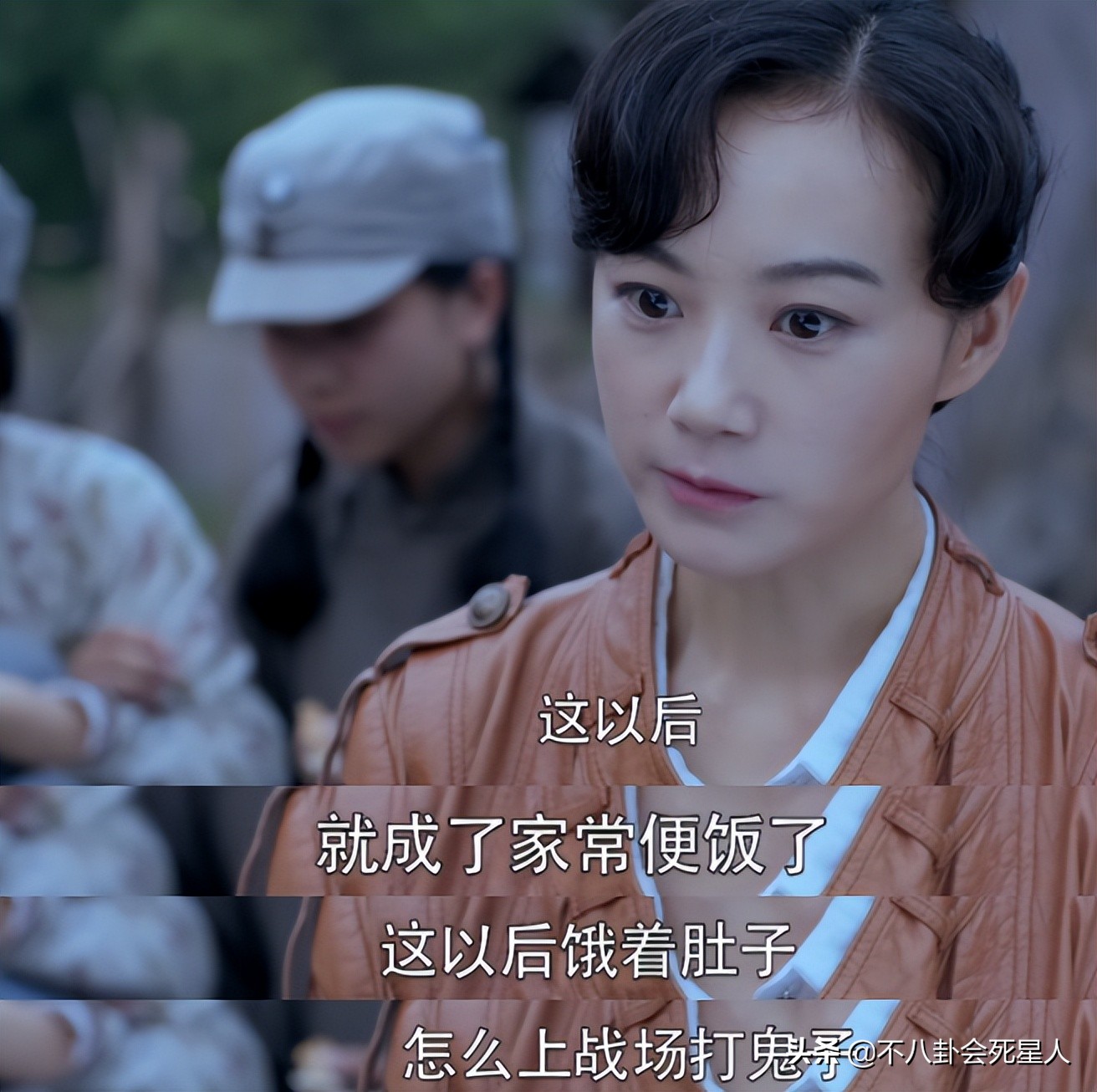 抗日剧变矫情？涂发胶抹口红，白面烧饼还嫌弃，对得起以前战士吗