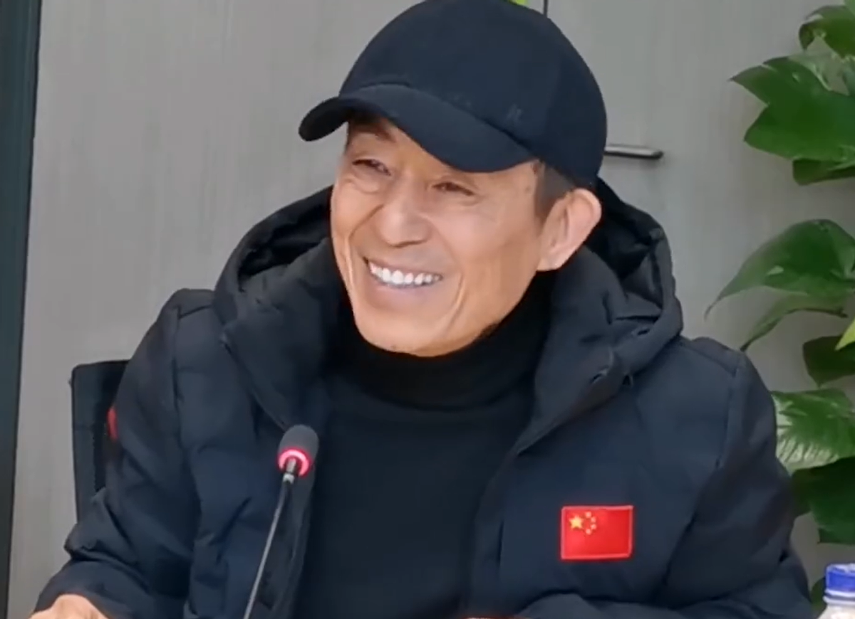 71岁张艺谋办公室内景曝光！桌上摆满蛋糕零食，限量款玩具摆一排