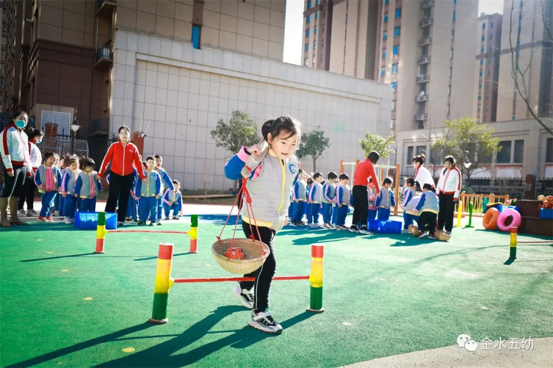 小学生足球队入场词(享运动•健体魄•悦童心—金水五幼教育集团“趣味运动周”纪实)