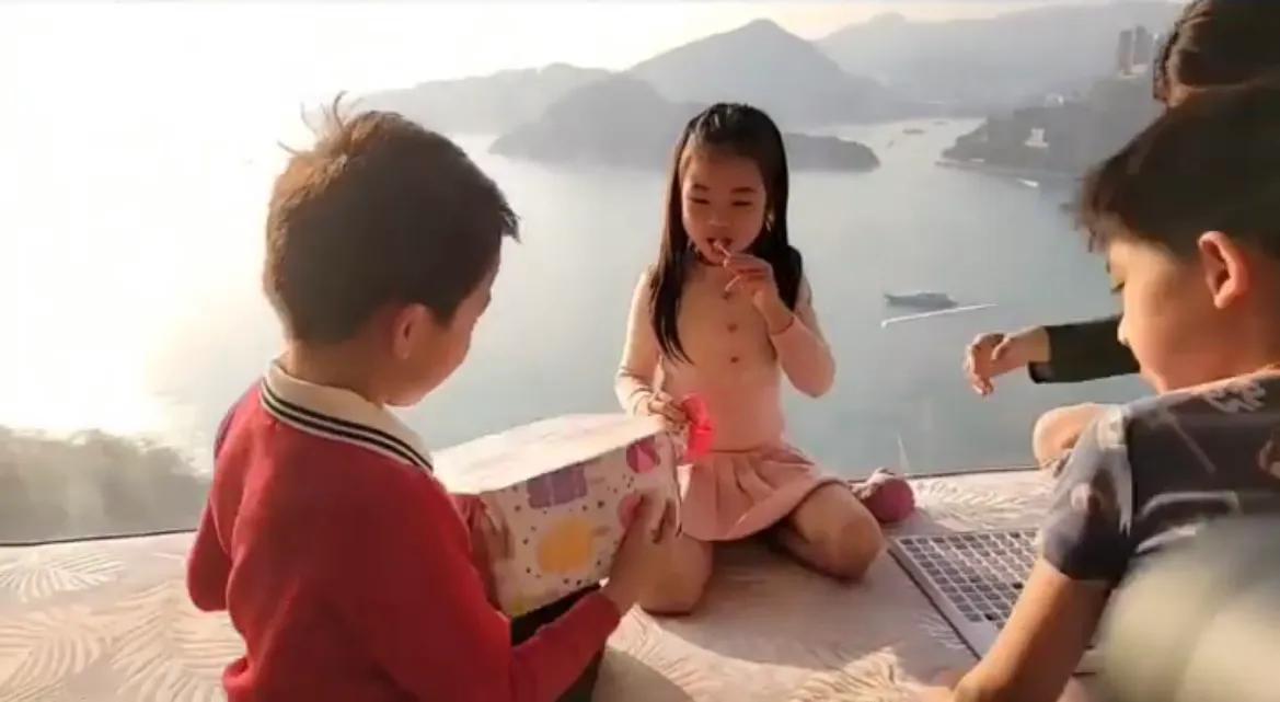 陈茵媺为次子庆7岁生日，家中无敌大海景抢镜，陈豪在家也戴口罩