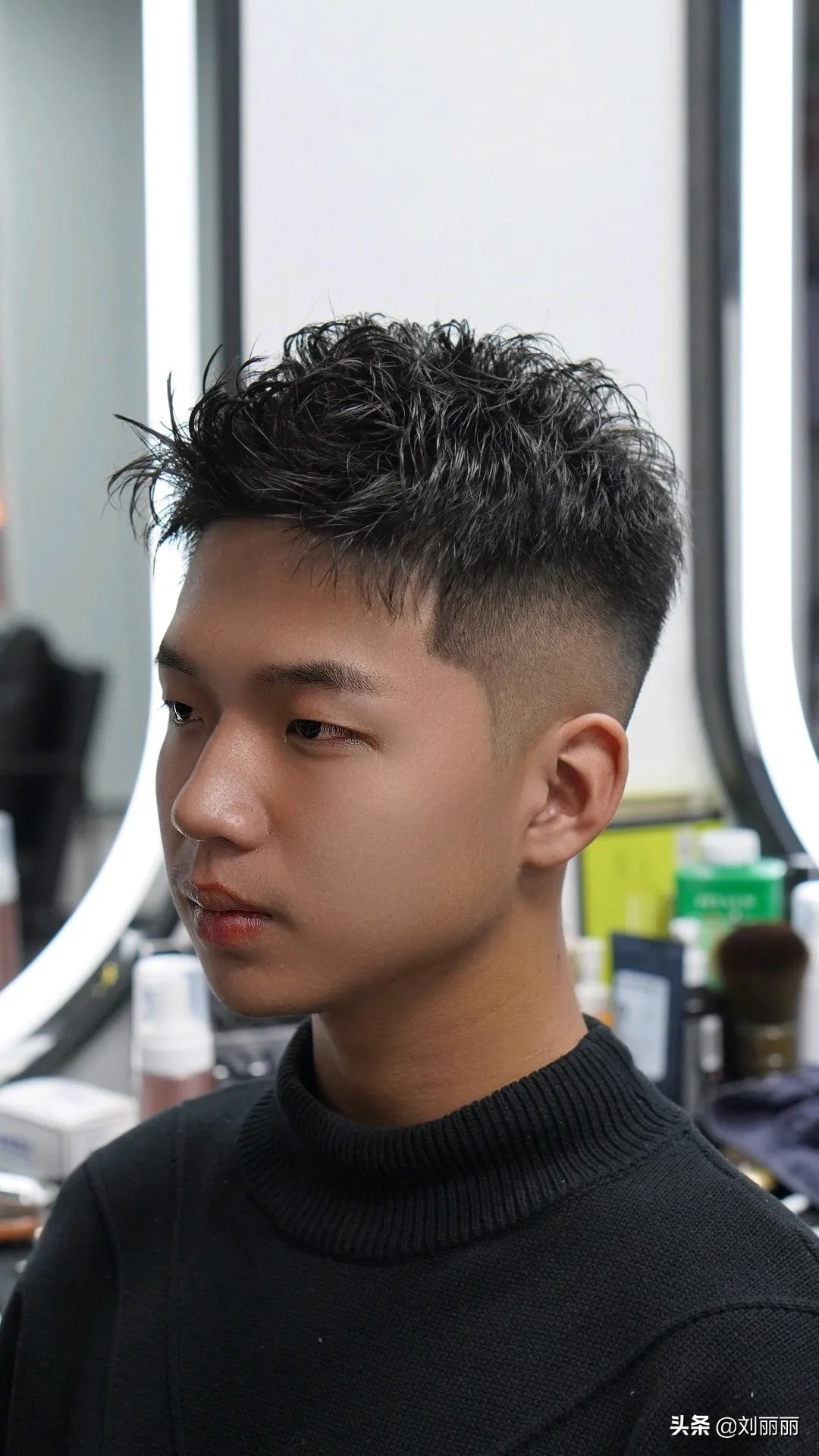 当下流行的男士发型还是碎发居多,两侧和后区依然是选择铲短,这比较