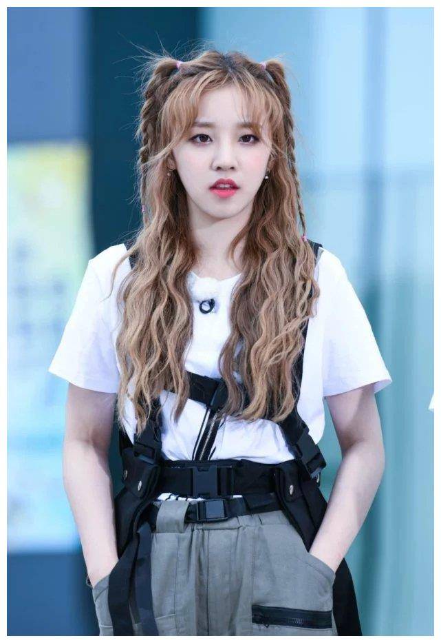 别看裤子平平无奇,能让宋雨琦穿出小细腿,女生快安排上