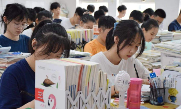 高考体检要“全脱光”？学生瑟瑟发抖很难为情，医生却这样说