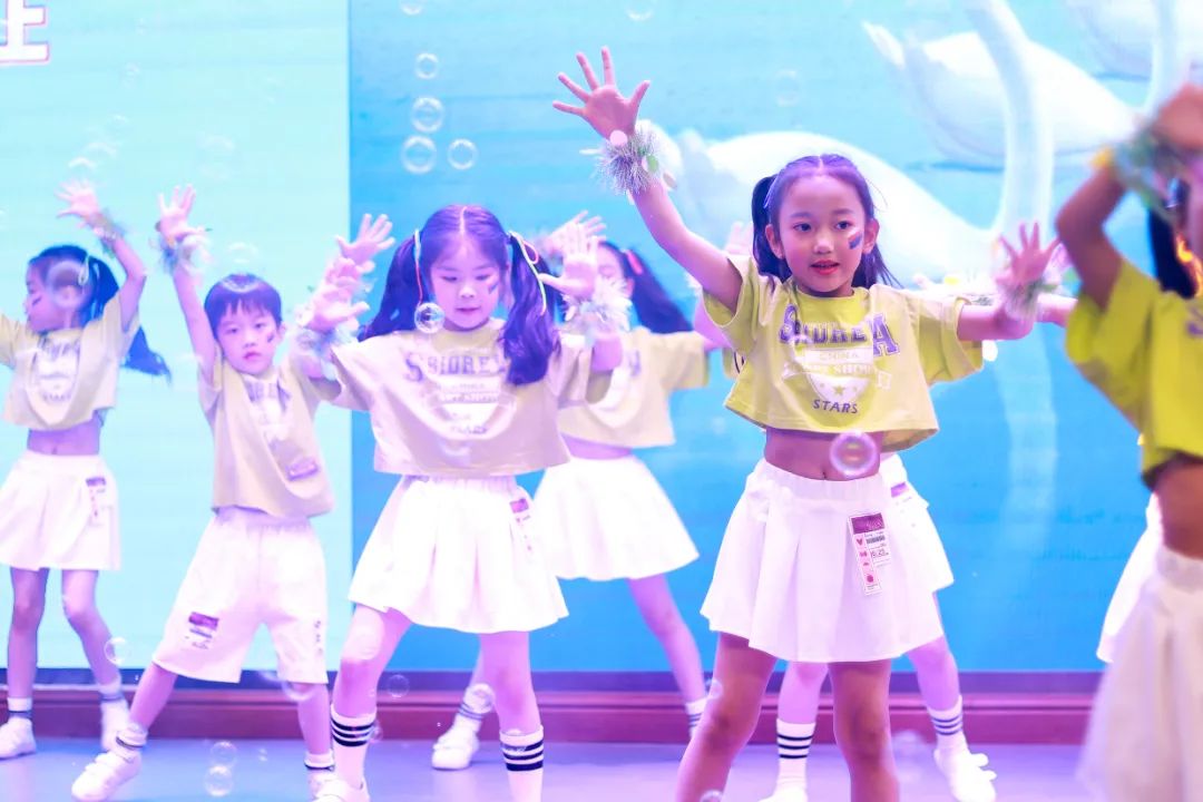 天府新区华阳实验小学举行“童星耀五月·艺术绽花开”群舞比赛