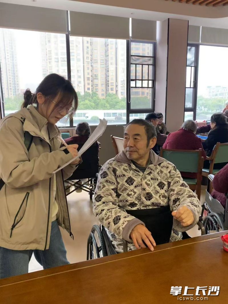 六个00后大学生跨界研发社交机器人，为老年人提供暖心陪伴