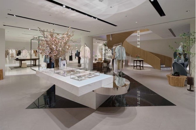 Maison DAZZLE 入驻新天地，时钟花绽放 “她经济”