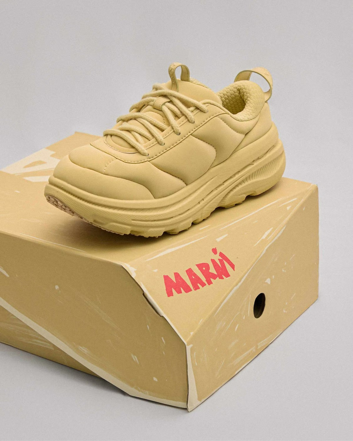 朴山多拉上脚！HOKA「联名面包鞋」市价是……