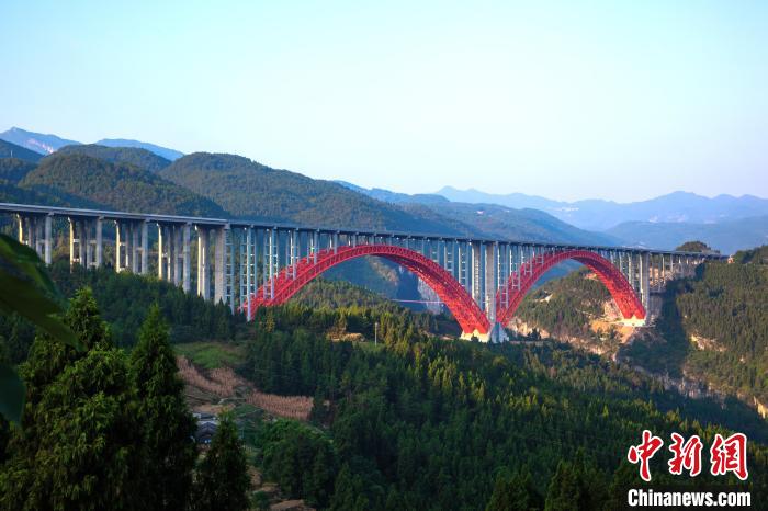 渝湘复线高速公路双堡特大桥斩获桥梁界“诺贝尔奖”