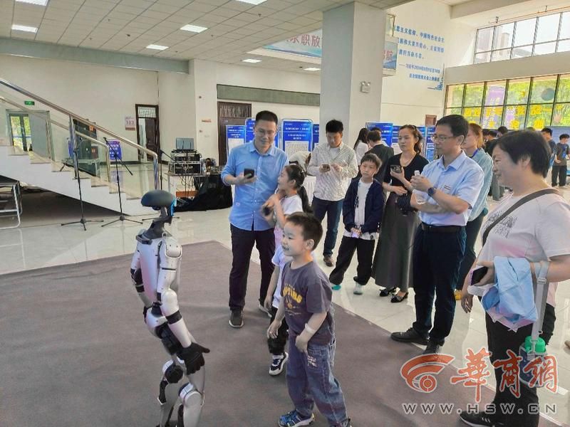 “网红”机器狗来了！西安科技大学人工智能学院在科技周展示丰硕成果