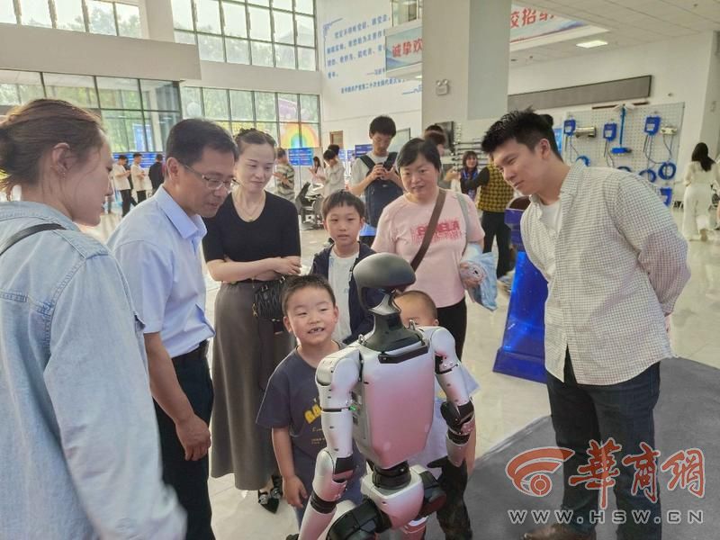 “网红”机器狗来了！西安科技大学人工智能学院在科技周展示丰硕成果